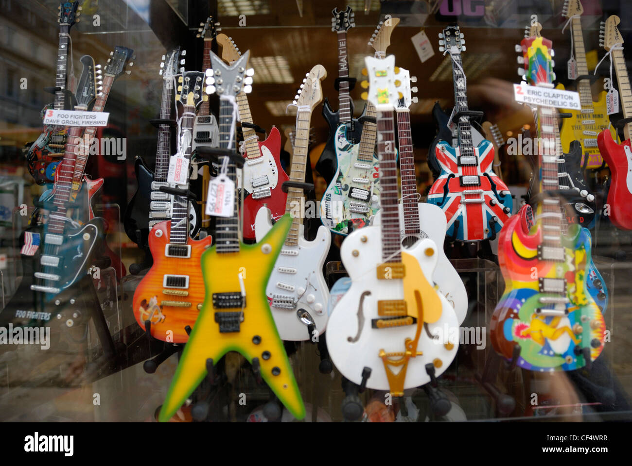 Colorato riproduzioni in miniatura di chitarre elettriche in un negozio di souvenir finestra. Foto Stock