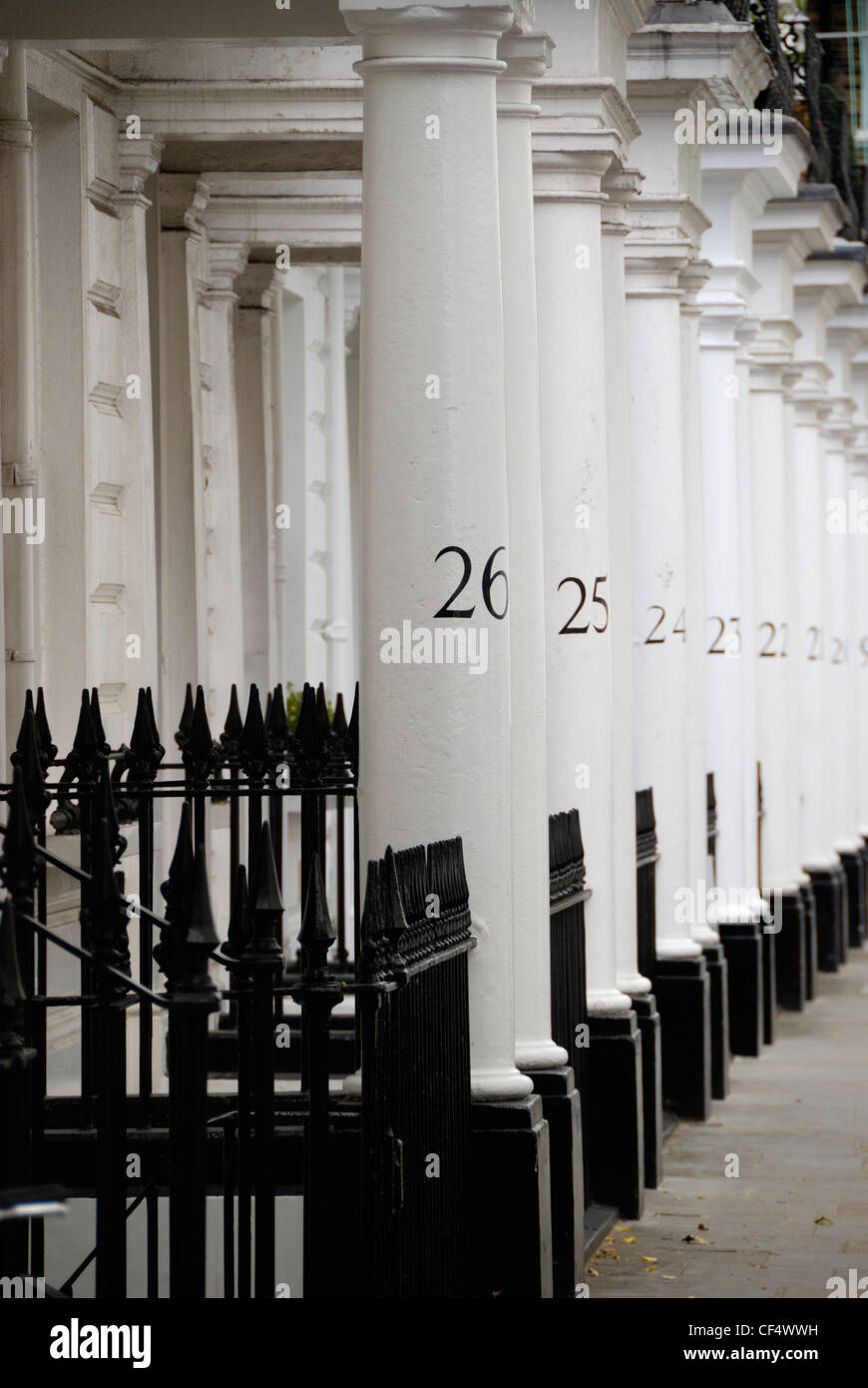 Numerate da bianche colonne di pietra in Neville Street SW7. Foto Stock