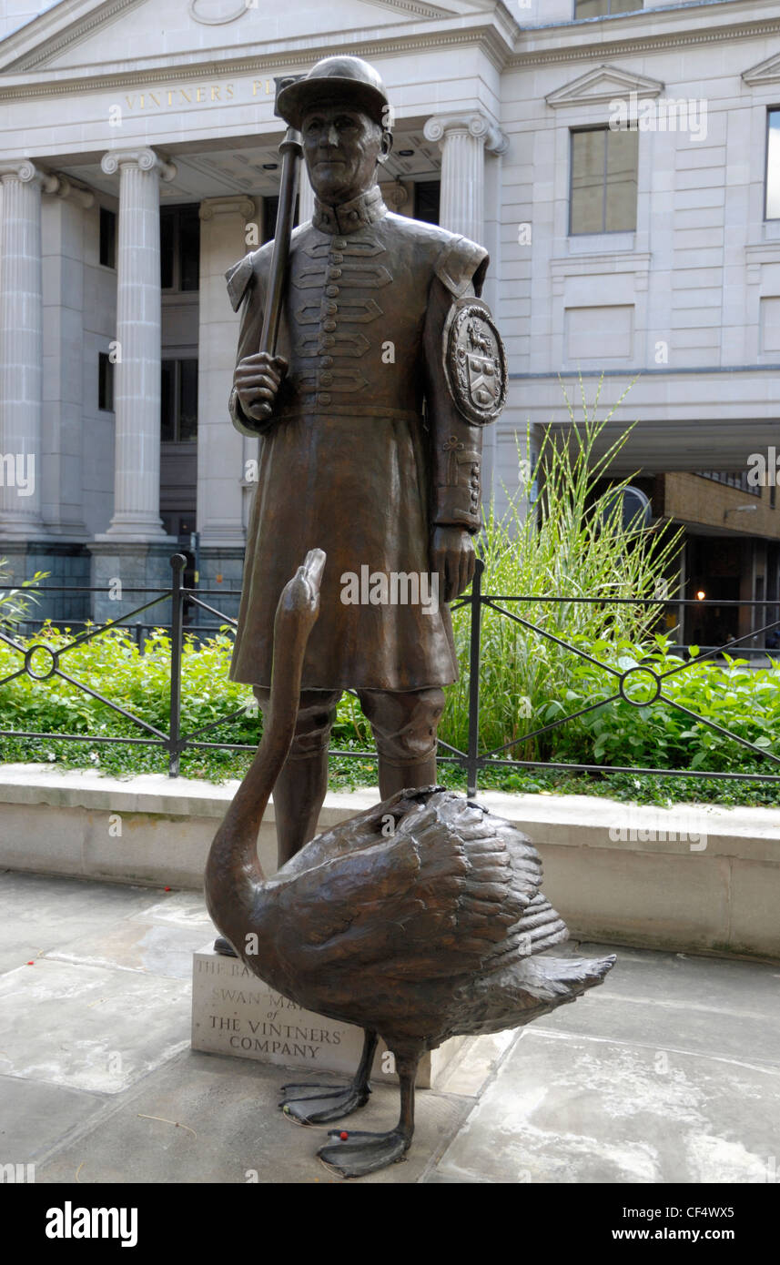 La scultura della chiatta Master e Master del cigno della Vintners Company in Upper Thames Street. La scultura è da Vivien Mallock Foto Stock