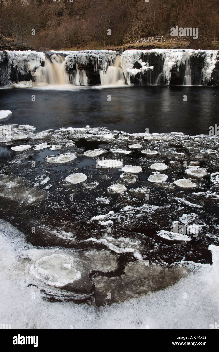 Wain Wath vigore sul fiume Swale, congelato in inverno, nel Yorkshire Dales National Park. Foto Stock