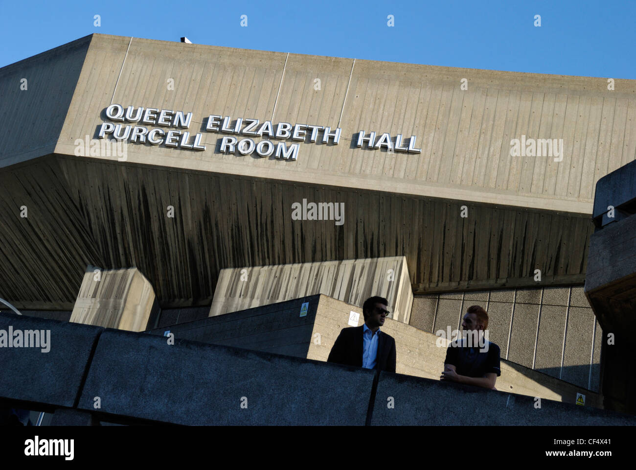 Due uomini stavano in piedi al di fuori della Queen Elizabeth Hall che incorpora la Purcell Room, parte di South Bank Center Complex. Foto Stock