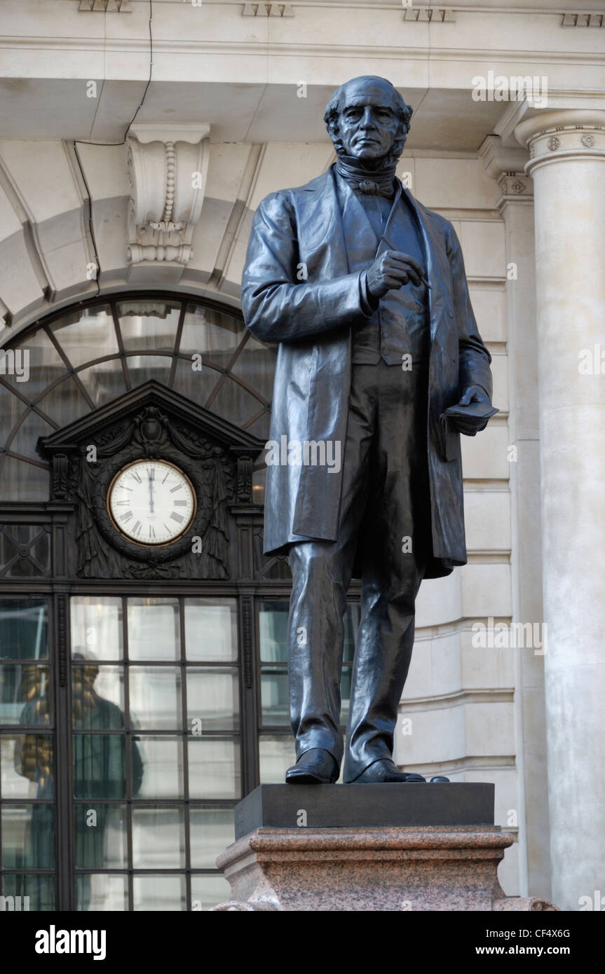 Statua di Sir Rowland Hill in King Edward Street. Il maestro Vittoriano e riformista sociale condotto campagne a favore di una completa refor Foto Stock