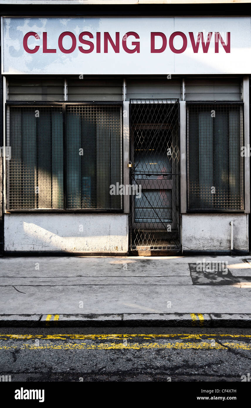 Parte anteriore di un high street shop che chiude il concetto di recessione Foto Stock