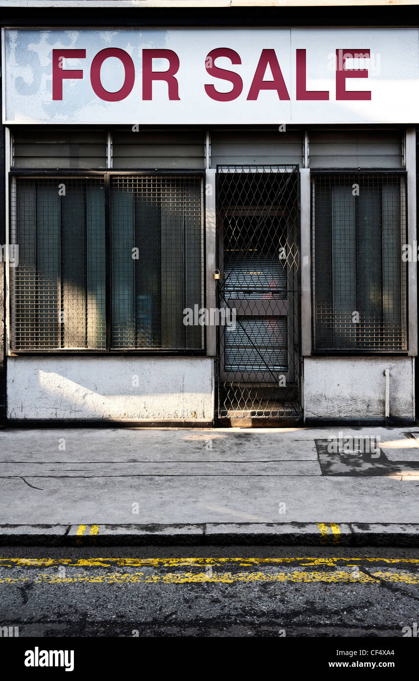 Parte anteriore di un high street shop che è in vendita. Concetto di recessione Foto Stock