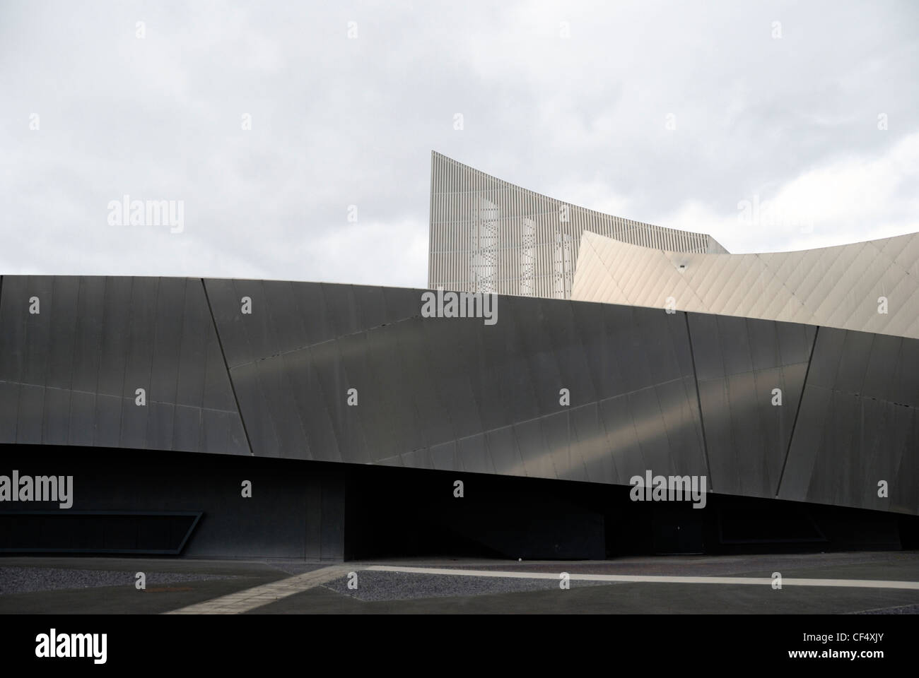 Imperial War Museum North, un iconico punto di riferimento di Manchester di Daniel Libeskind presso il molo. Foto Stock