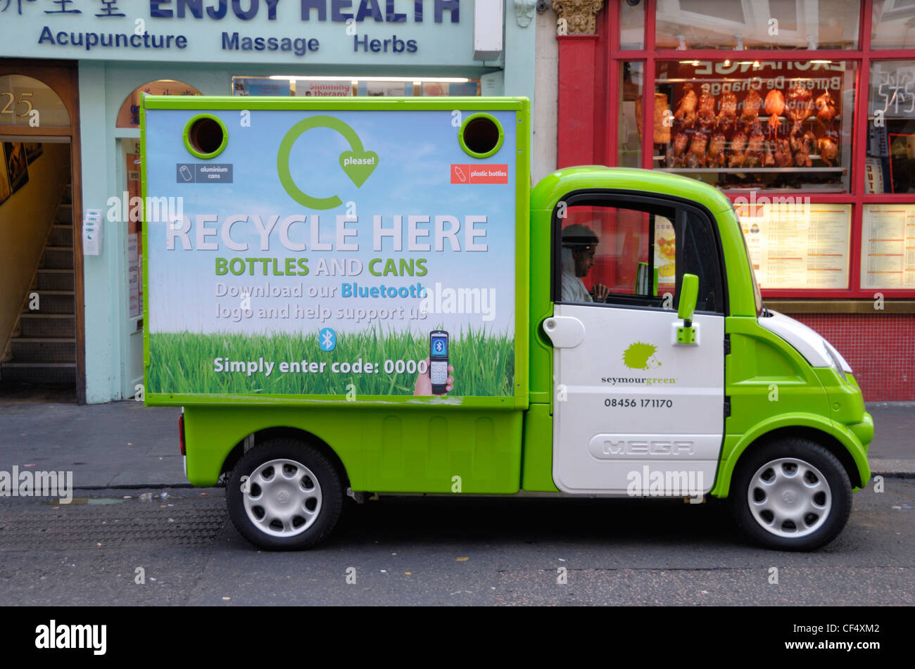 Un verde Seymour mobili di riciclaggio elettrico veicolo in Chinatown. Il compito che si propone il veicolo è quello di fornire una scarsa facilità di riciclaggio Foto Stock