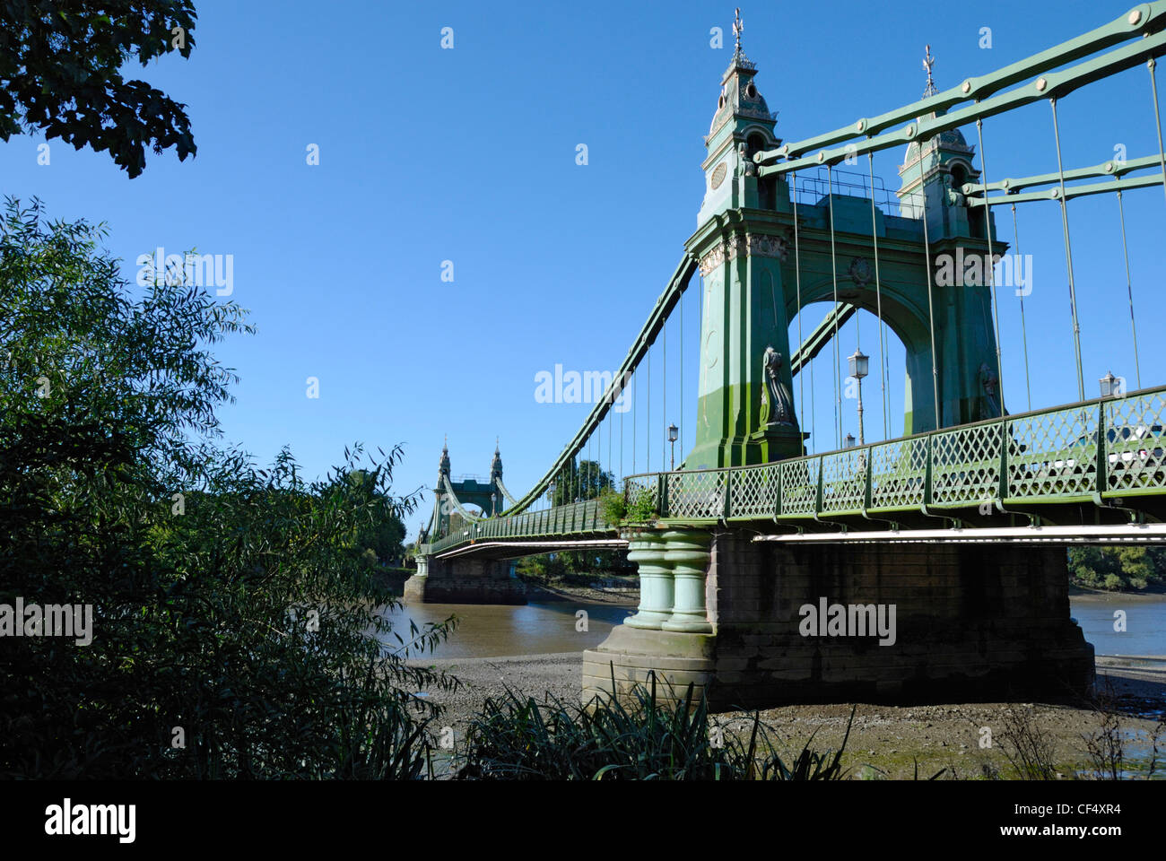 Hammersmith Bridge, costruito nel 1887, oltre il Fiume Tamigi che collegano Barnes sul lato sud di Hammersmith sul lato nord. Foto Stock