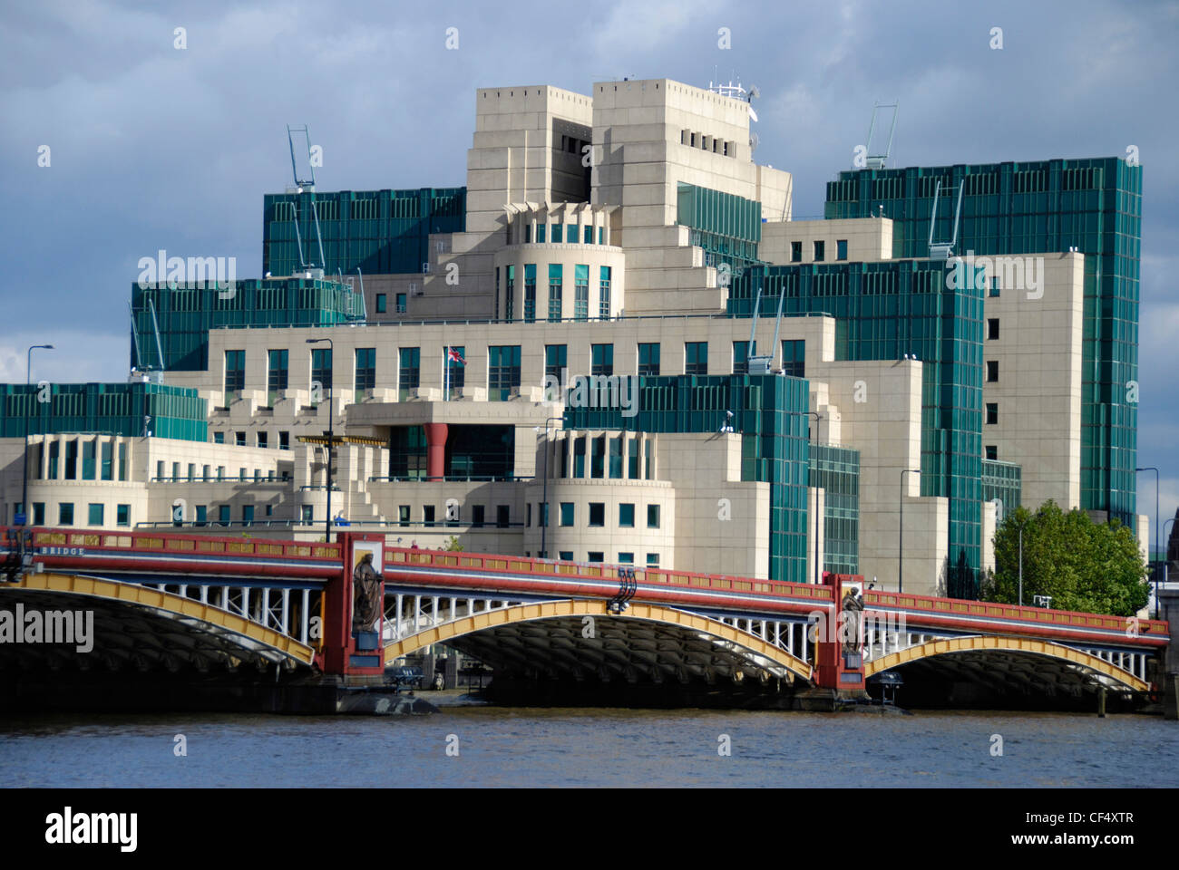 Il SIS edificio (anche noto come MI6 edificio), sede del British Secret Intelligence Service sul lato sud di Foto Stock
