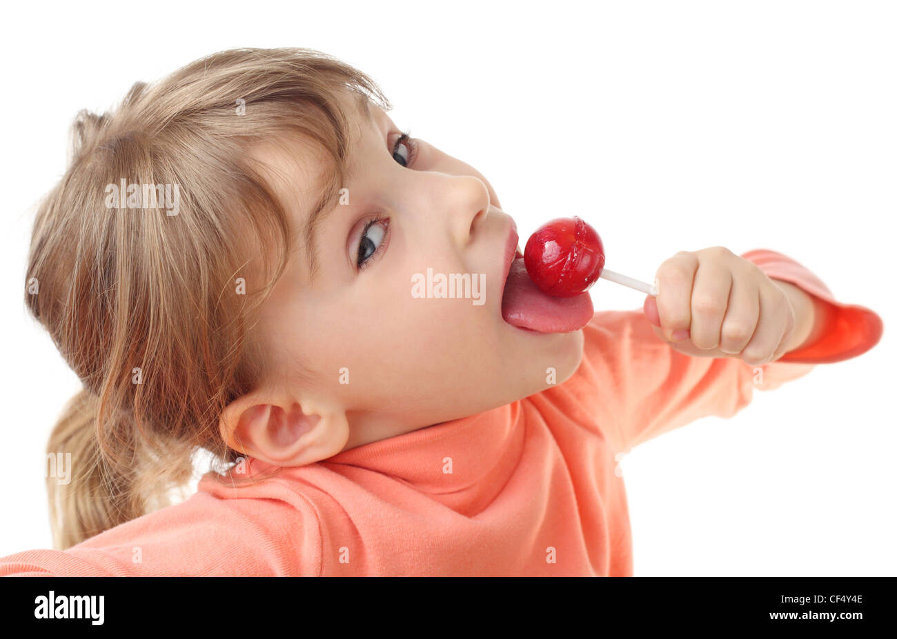 Ragazza mangiare red lecca-lecca, metà corpo, guardando la telecamera, isolato su bianco Foto Stock