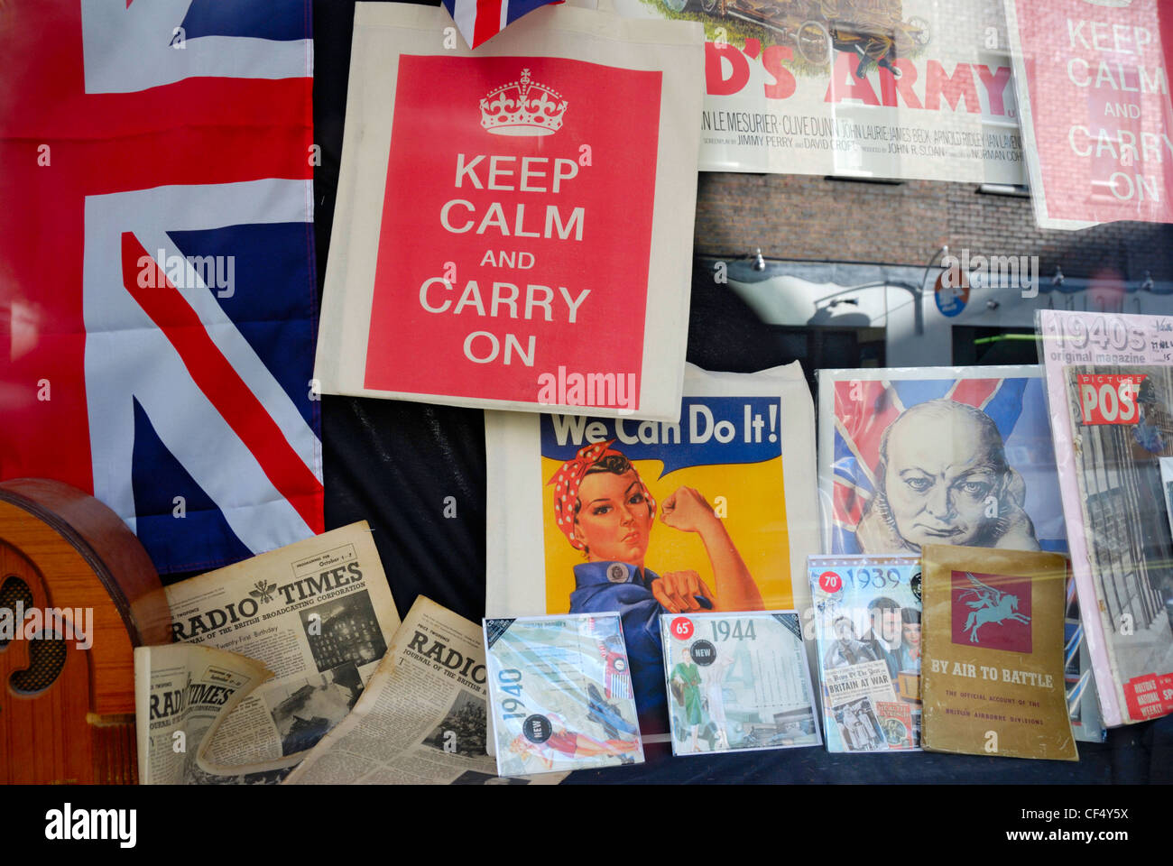 British World War II memorabilia nella vetrina di un negozio. Foto Stock