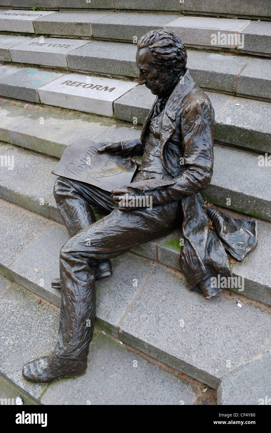 Statua di Thomas Attwood, l'economista britannico e un forte sostenitore per la riforma elettorale, in Chamberlain Square. La statua è Foto Stock