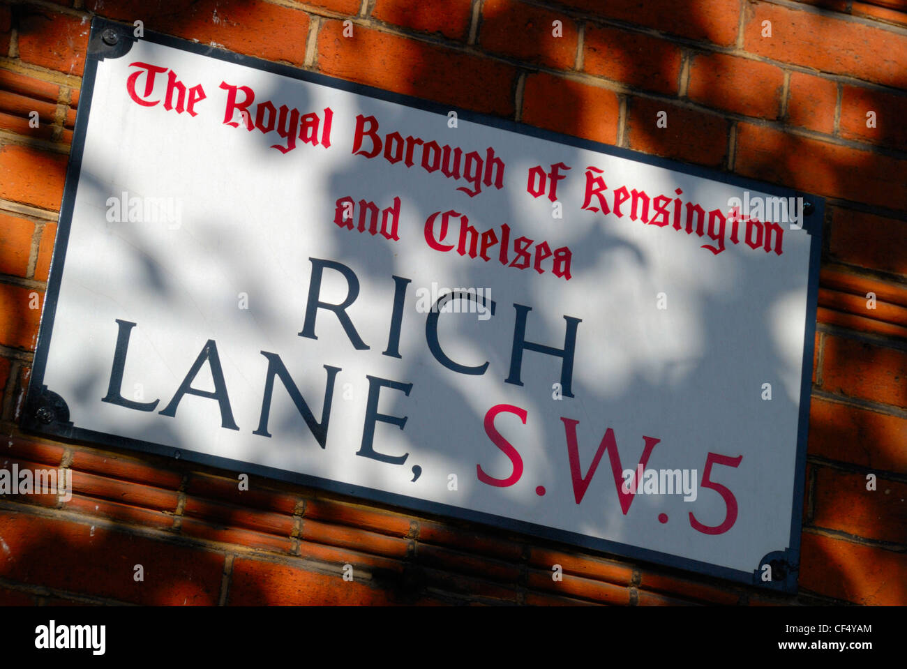 Frondose ombre su ricco Lane SW 5 strada segno nel Royal Borough di Kensington e Chelsea. Foto Stock