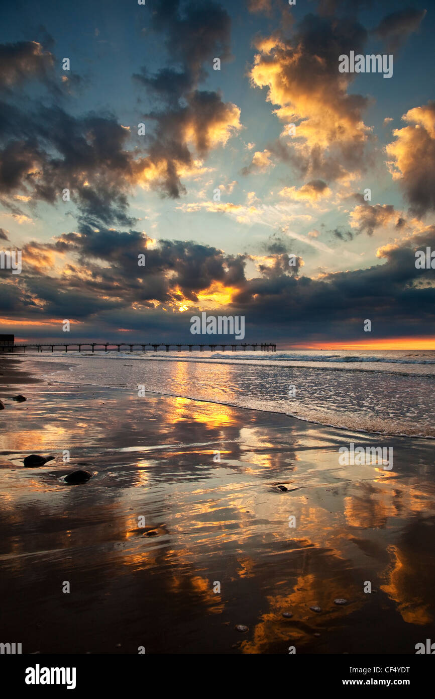 Tramonto sul molo vittoriano a Saltburn-By-The-Sea. Foto Stock