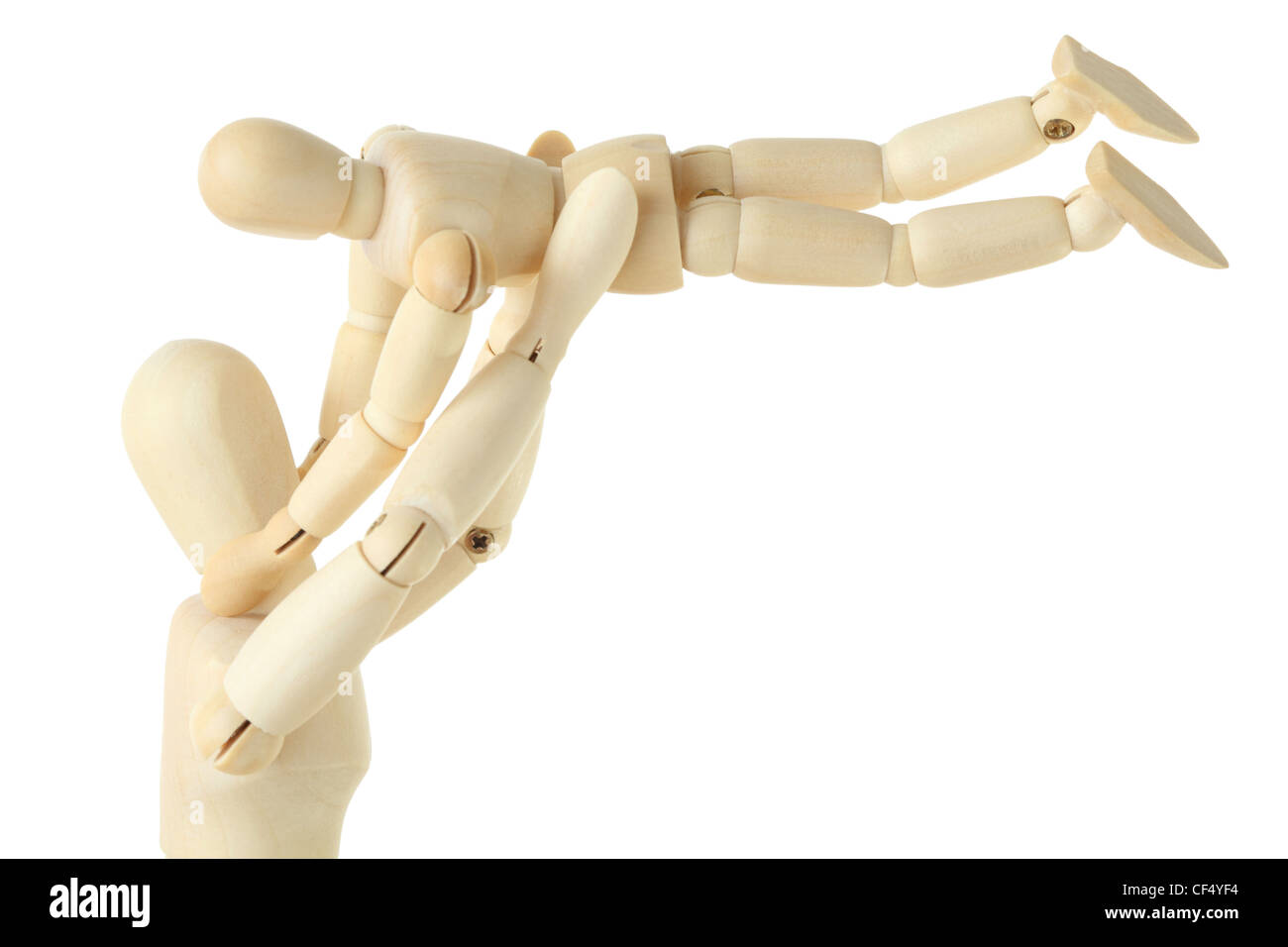 Figure in legno del genitore carring il suo bambino sopra la sua testa, vista laterale, per metà corpo, isolato su bianco Foto Stock