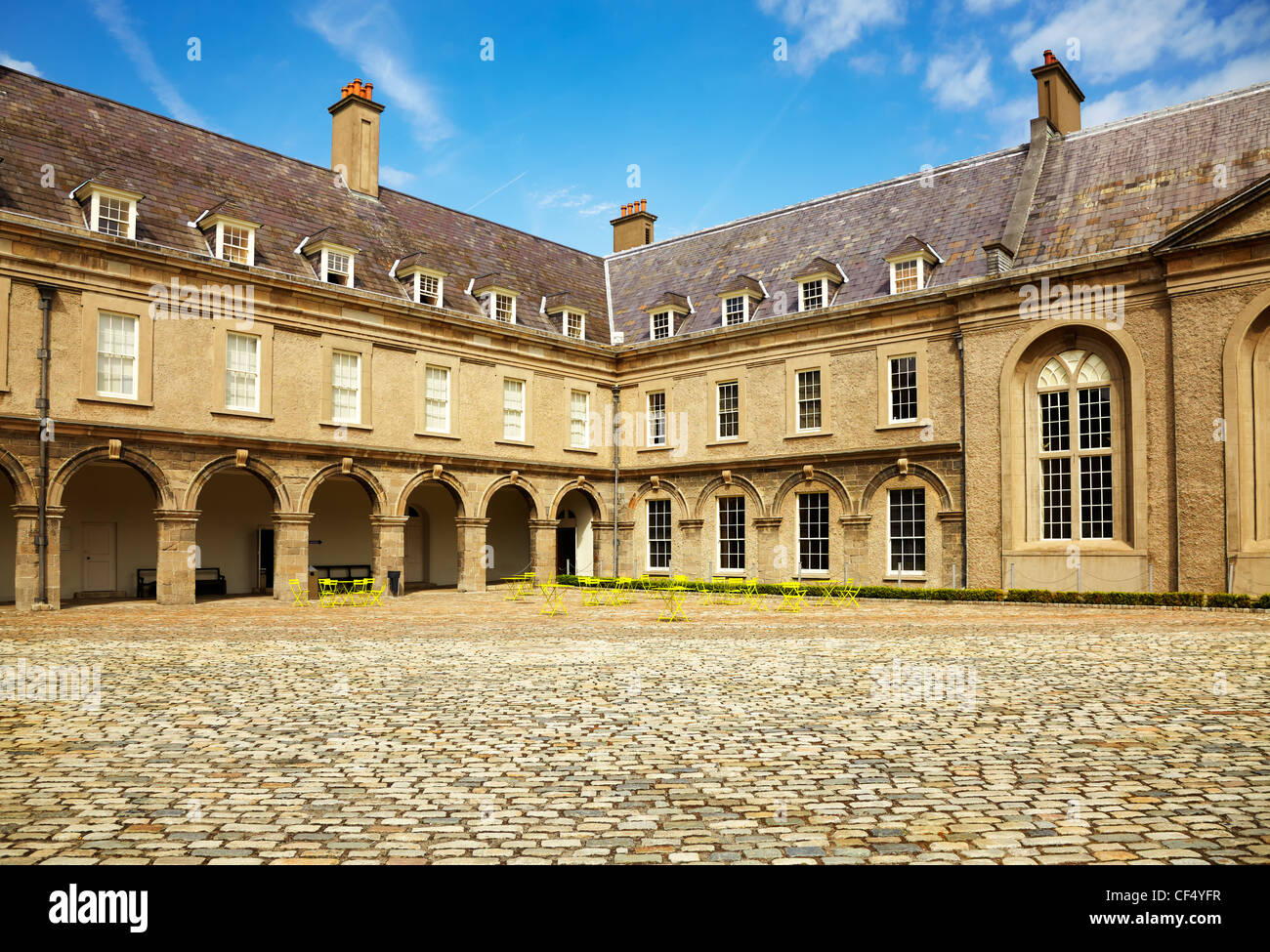 Cortile interno presso il Museo irlandese d'Arte Moderna (IMMA) di Dublino, Irlanda. Foto Stock