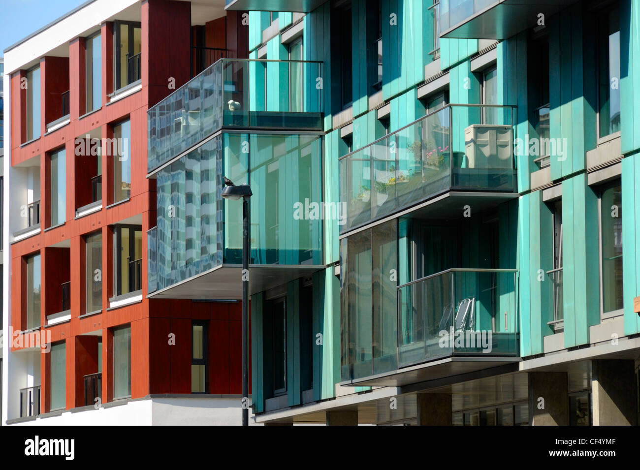 Il balcone di ogni camera al di fuori di moderni appartamenti a St John Street, Islington. Foto Stock
