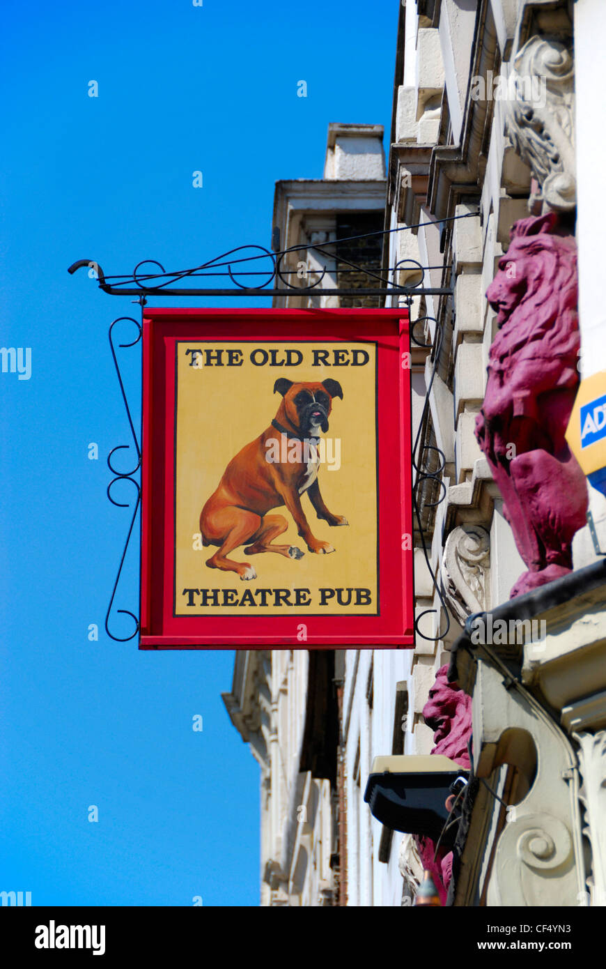 La Old Red Lion Theatre Pub segno proiettata dalla parte frontale del palazzo di St John Street. Foto Stock