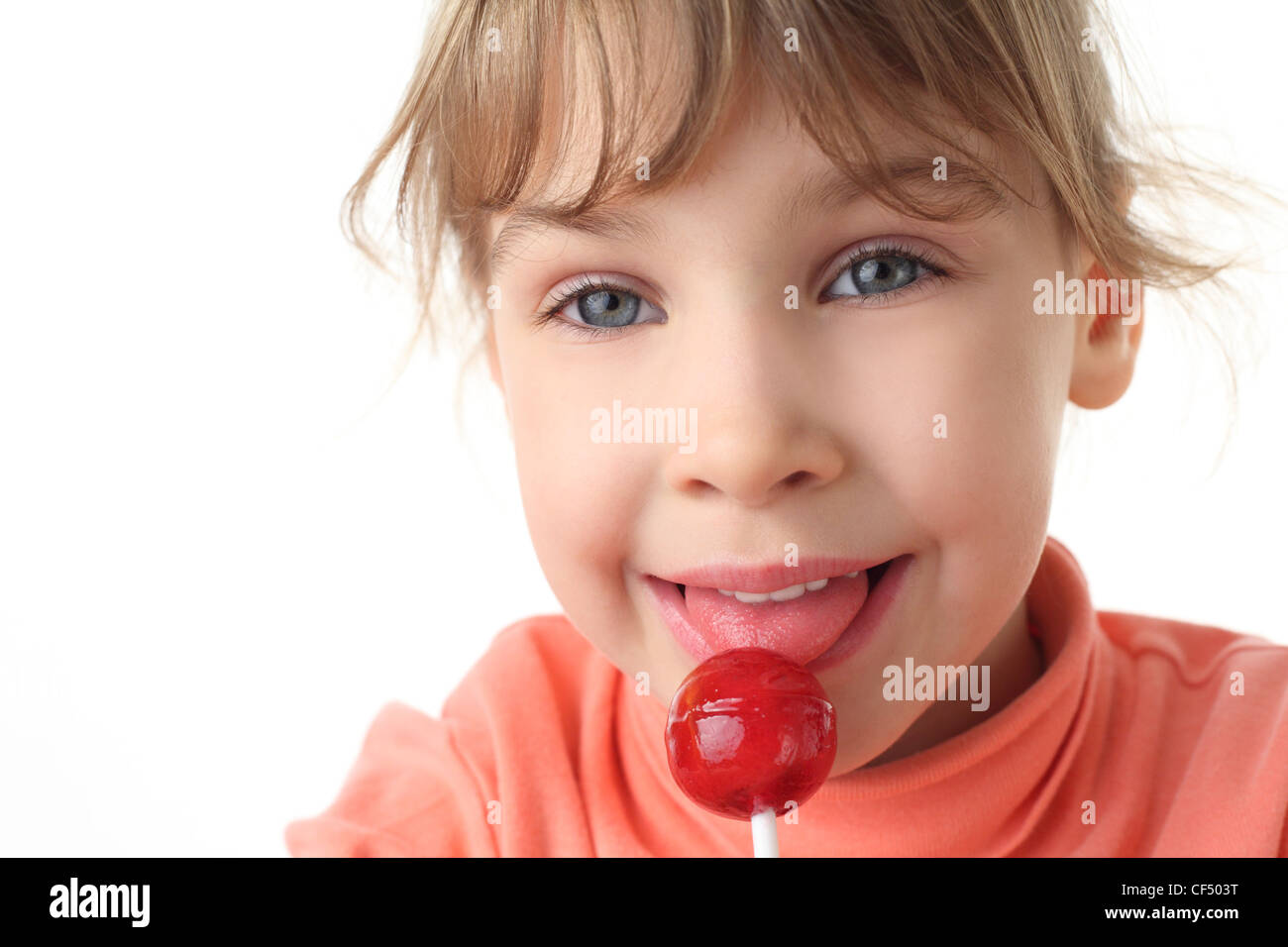 Ragazza mangiare red lecca-lecca, metà corpo, vista frontale, isolato su bianco Foto Stock