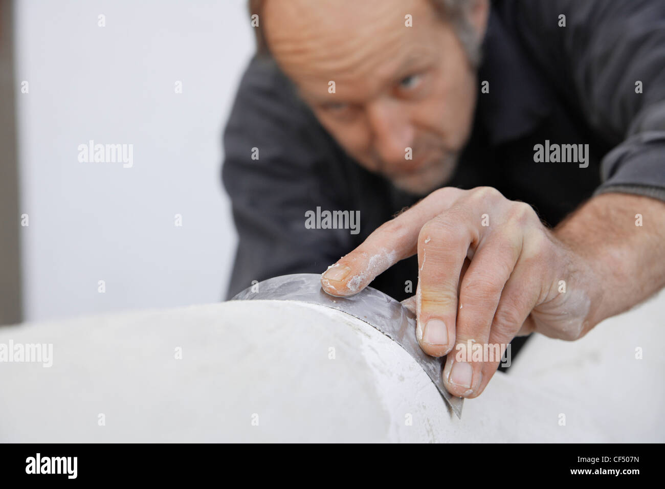 In Germania, in Baviera, Monaco di Baviera, Schaeftlarn, scultore lavora con gesso Foto Stock