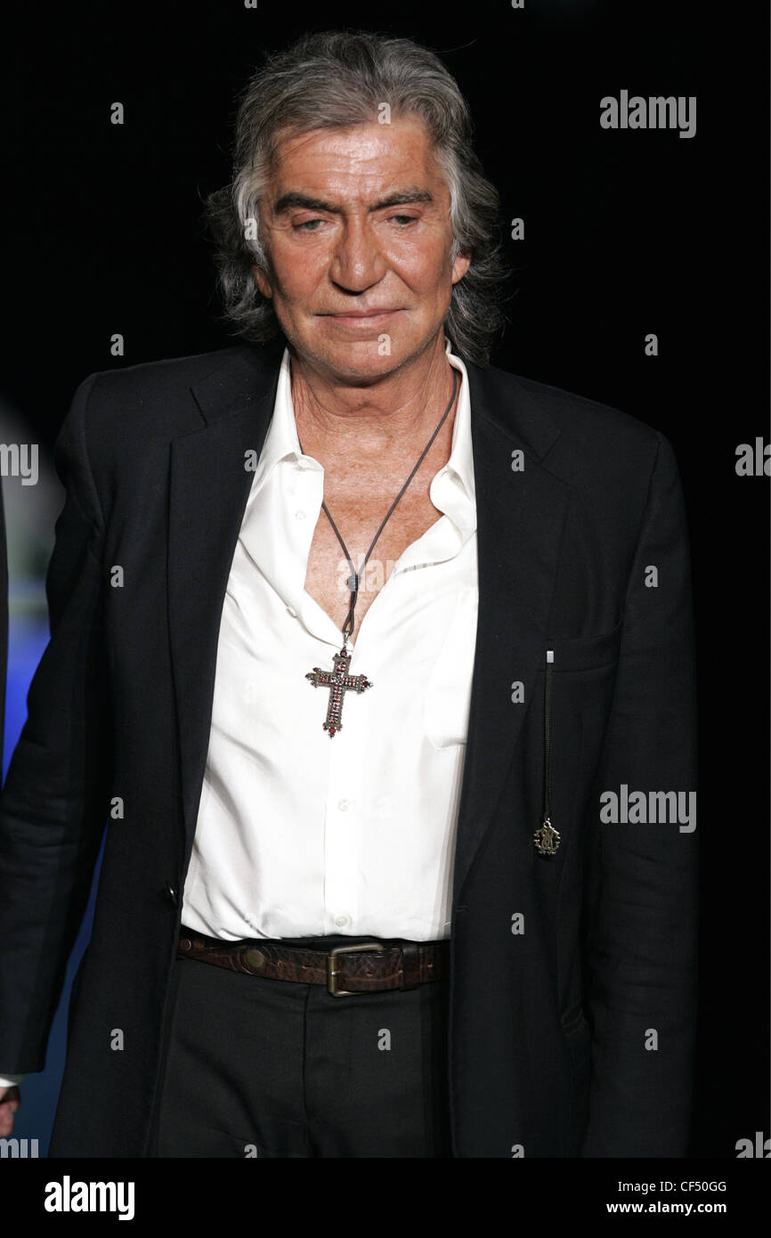 Roberto Cavalli Milano pronto a indossare S S stilista Roberto Cavalli  indossando grande croce d'argento sul filo di cuoio, bianco Foto stock -  Alamy