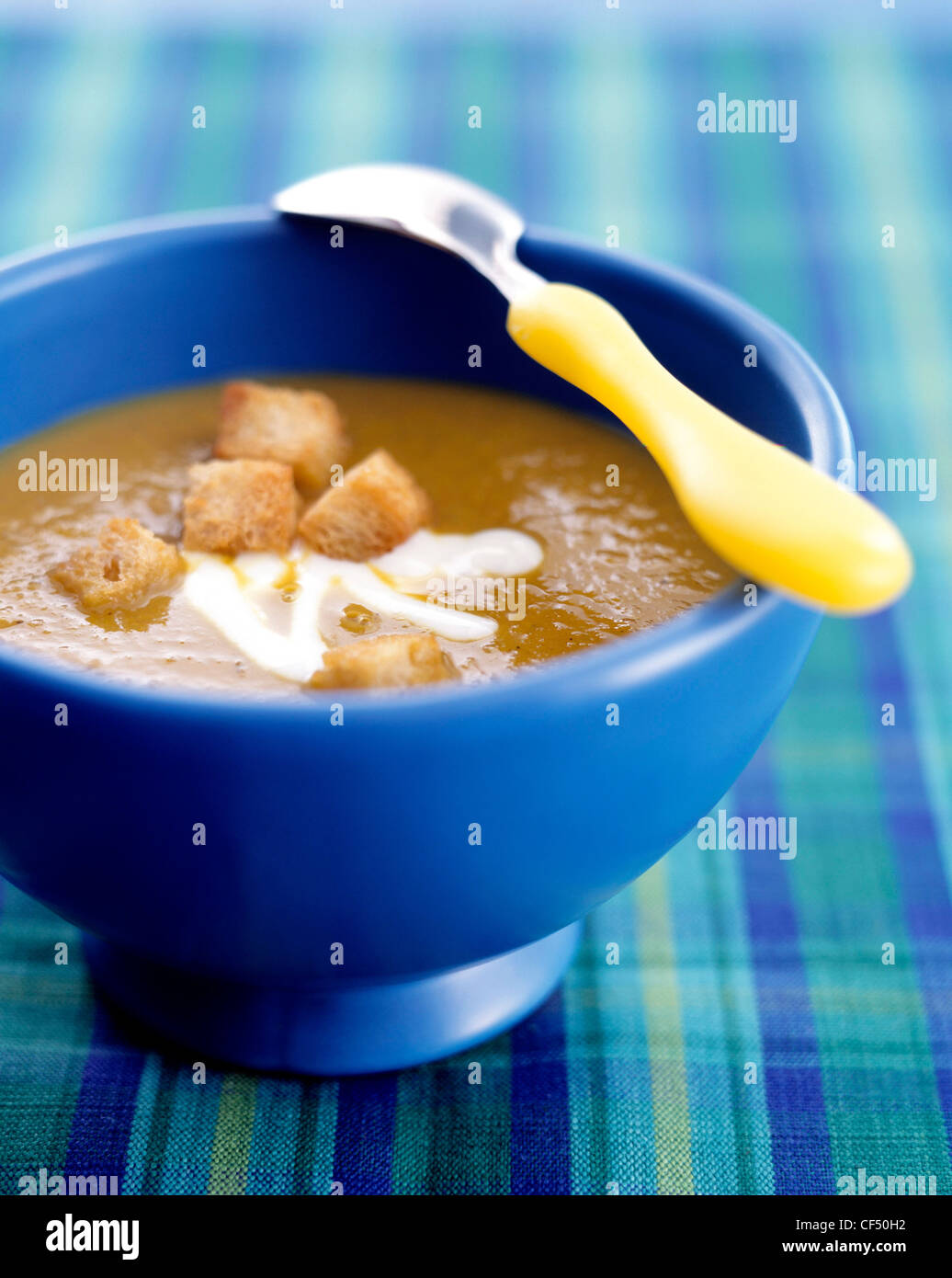 Carota piccante zuppa di lenticchie e crostini di aglio spezie non piccanti aggiungere un piacevole calore di questa zuppa nutriente riscaldare l'olio in un Foto Stock