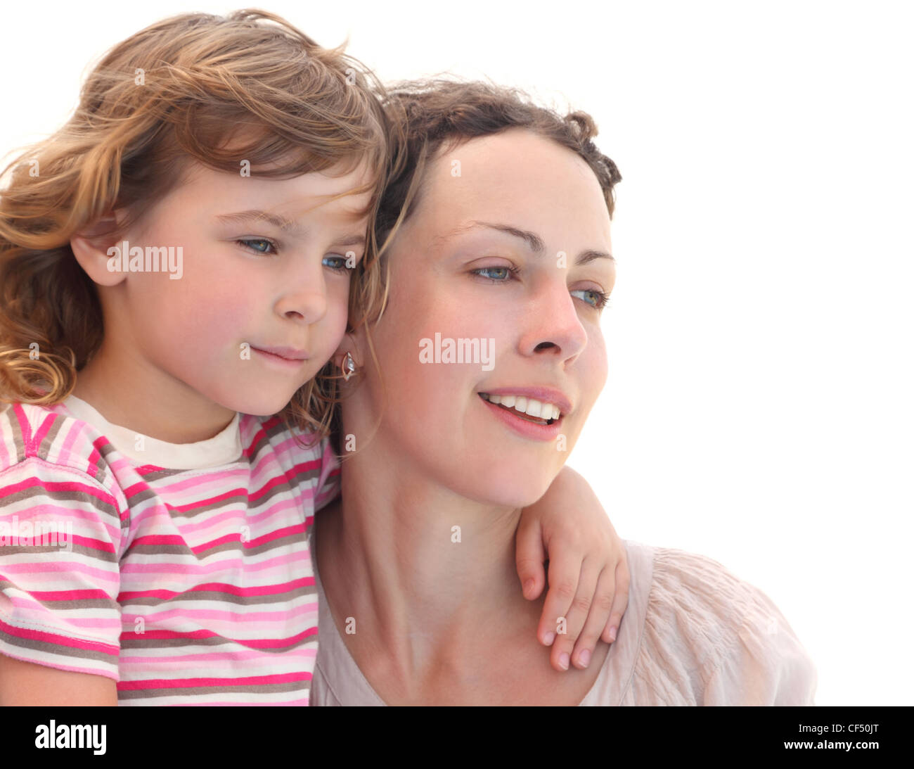 Ritratto di bambina abbracciando la madre, mezzo corpo, isolato su bianco Foto Stock