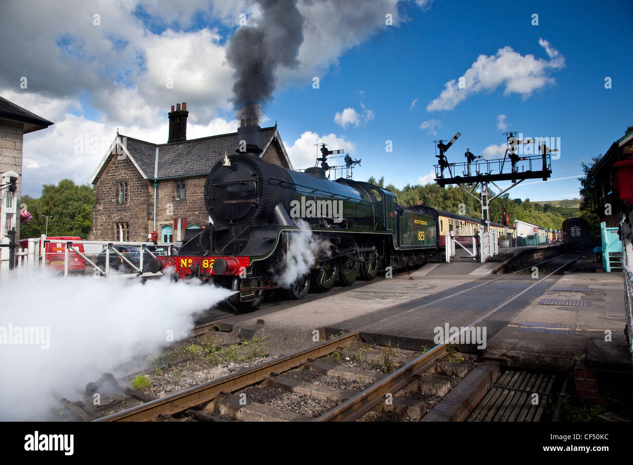 SR 4-6-0 Classe S15 825 motore a vapore lasciando Grosmont stazione sulla North York Moors storica ferrovia. Foto Stock
