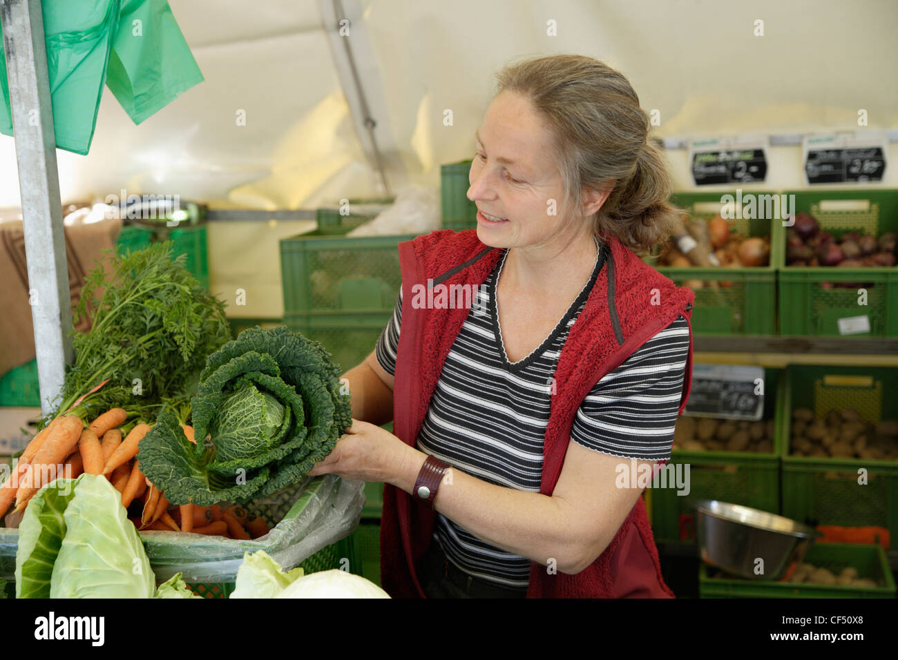 In Germania, in Baviera, Wolfratshausen donna matura acquistare verdure dal mercato Foto Stock