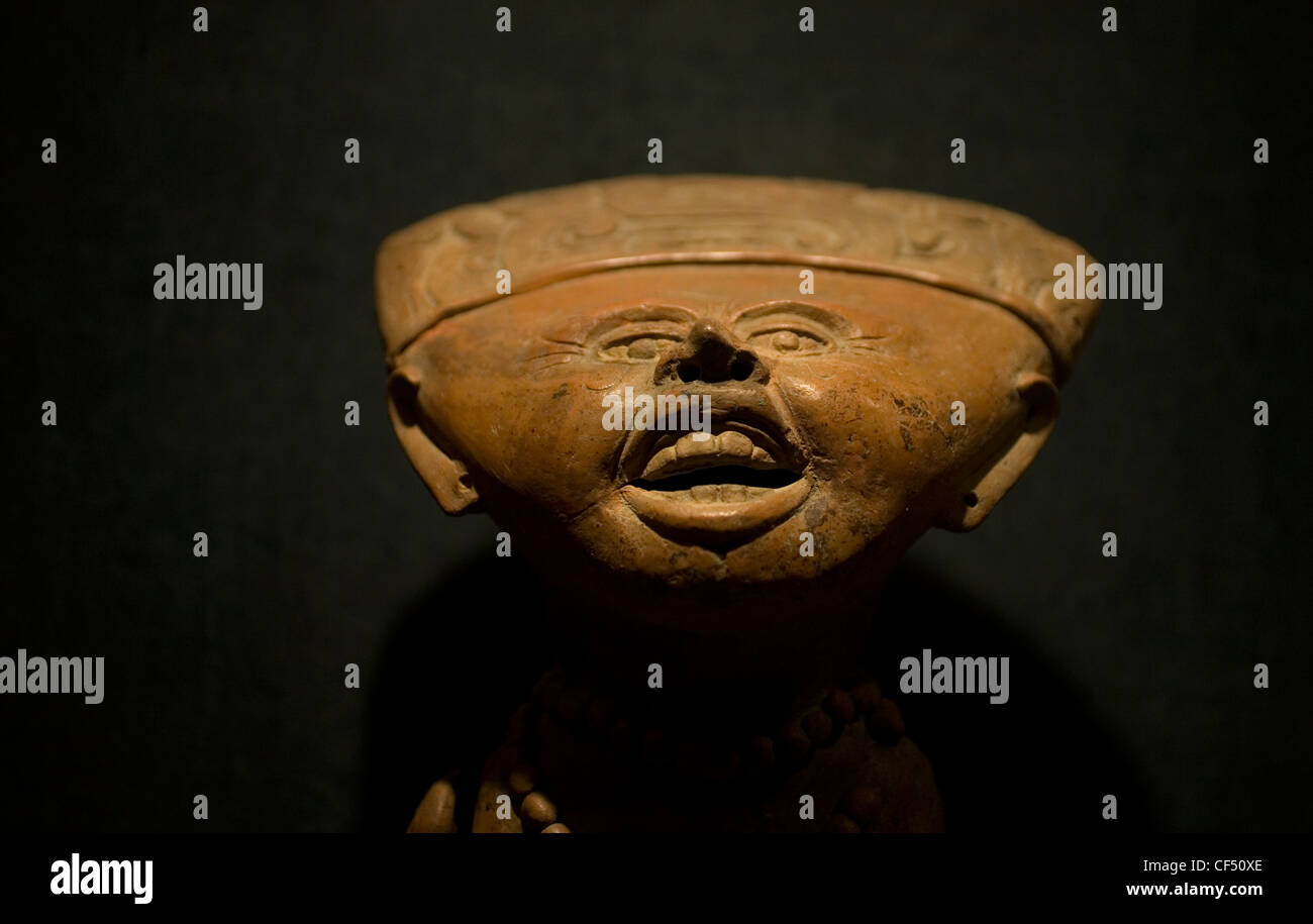 Un Olmec Smiley face scultura è visualizzato nel Museo Nazionale di Antropologia di Città del Messico Foto Stock