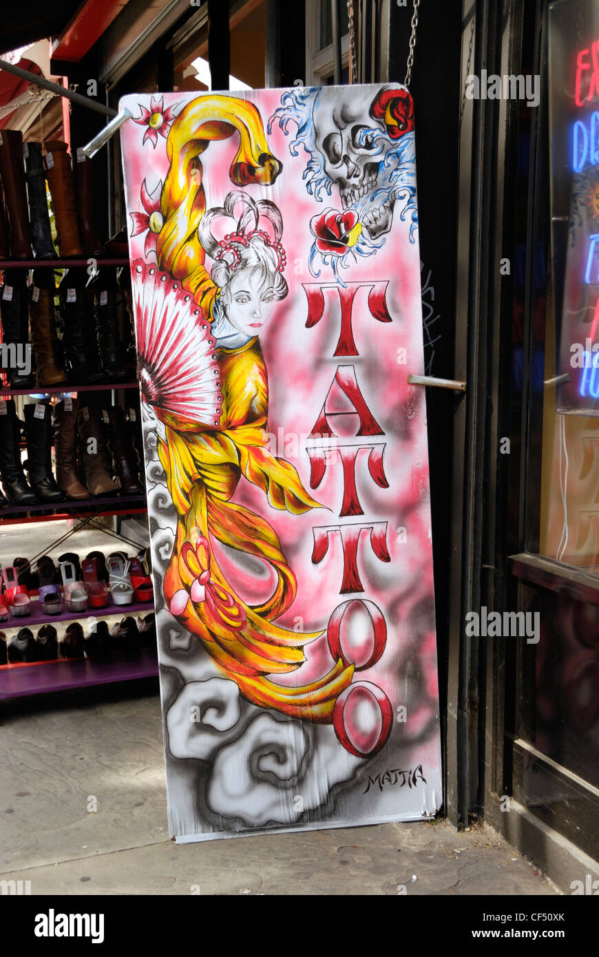 Segno colorato al di fuori di un salotto tattoo. Foto Stock