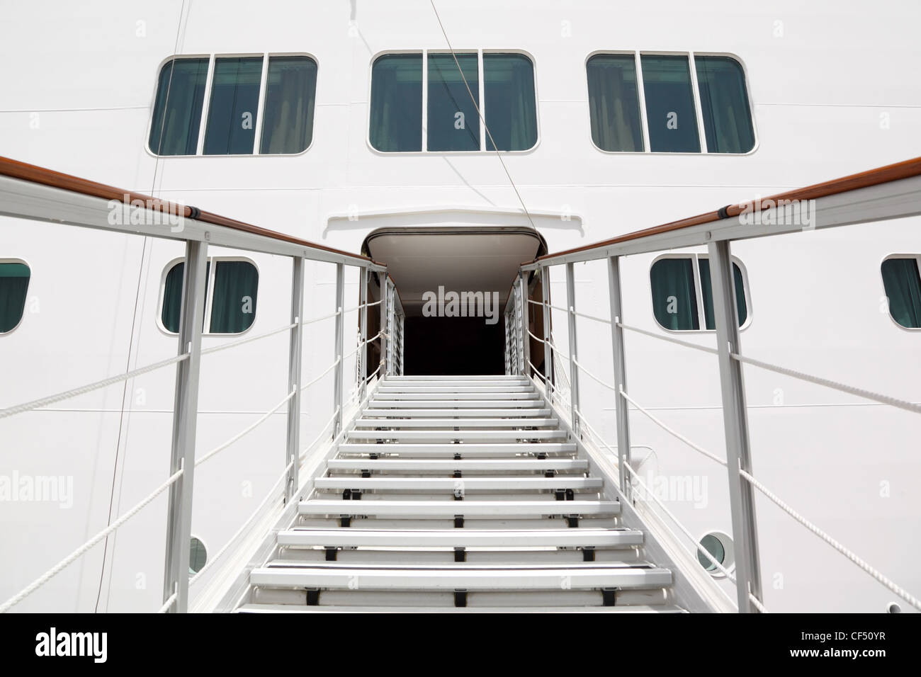 Ingresso con rotaie e scale in crociera grande nave passeggeri, giorno di estate Foto Stock