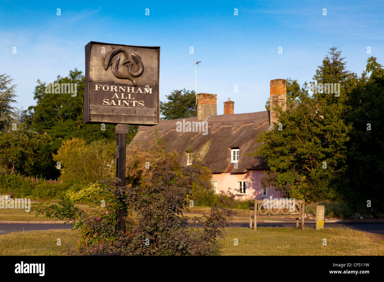 Fornham Tutti i Santi village green e segno, nel Suffolk, Regno Unito Foto Stock