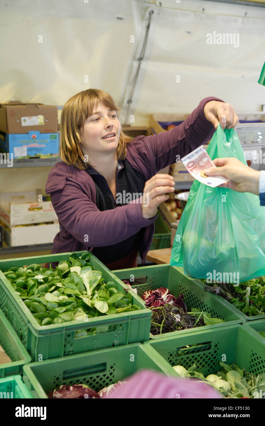 In Germania, in Baviera, Wolfratshausen, Donna acquistare verdure dal mercato Foto Stock