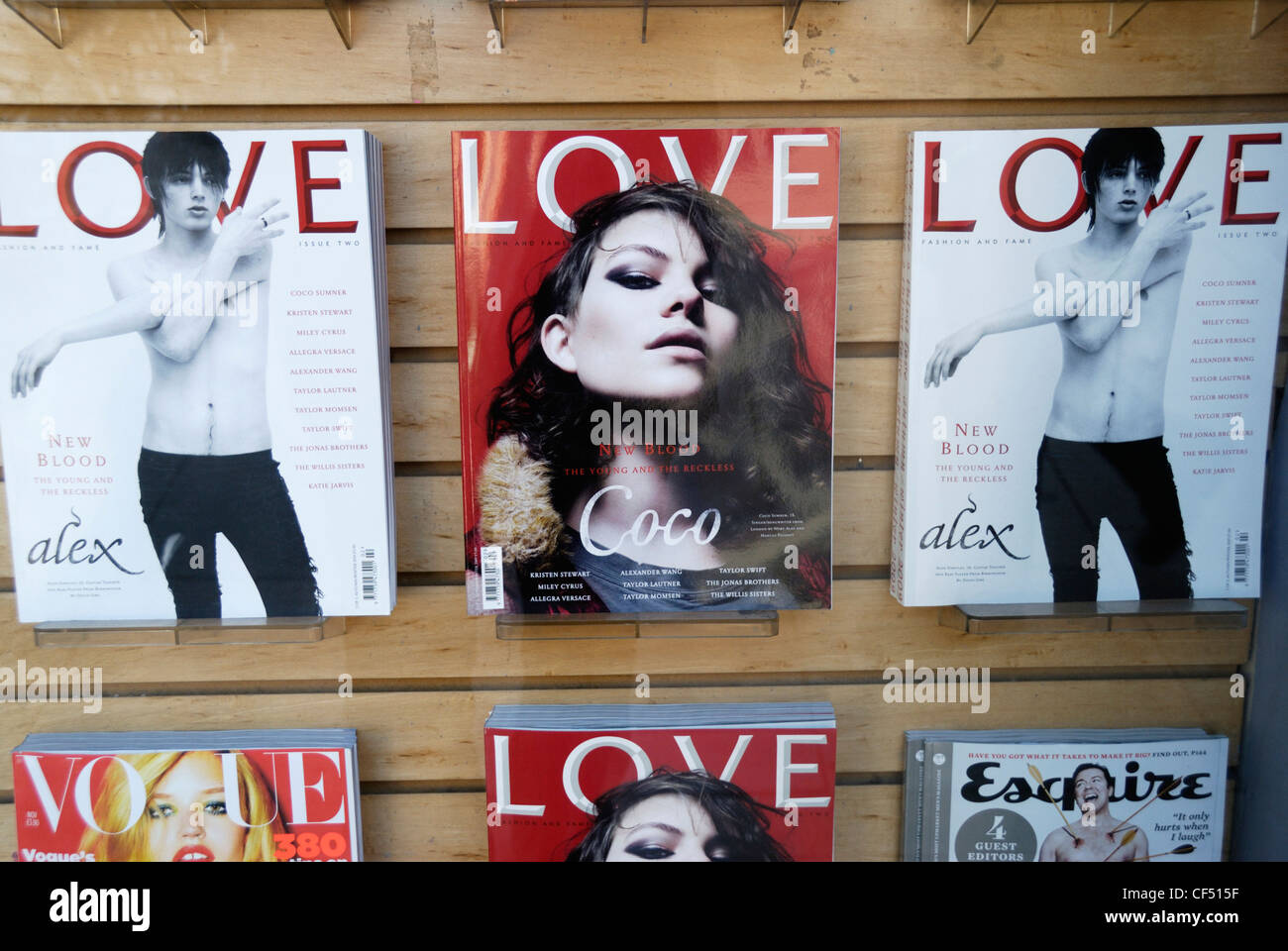 Moda e stile di vita riviste, amore, Vogue e Esquire sul display nella vetrina di un negozio. Foto Stock