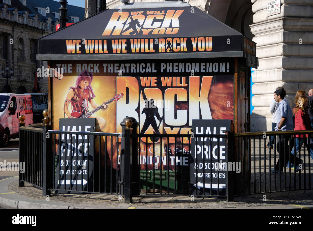Theatre Ticket Booth con un annuncio pubblicitario per il Ben Elton musical 'We Will Rock You". Foto Stock
