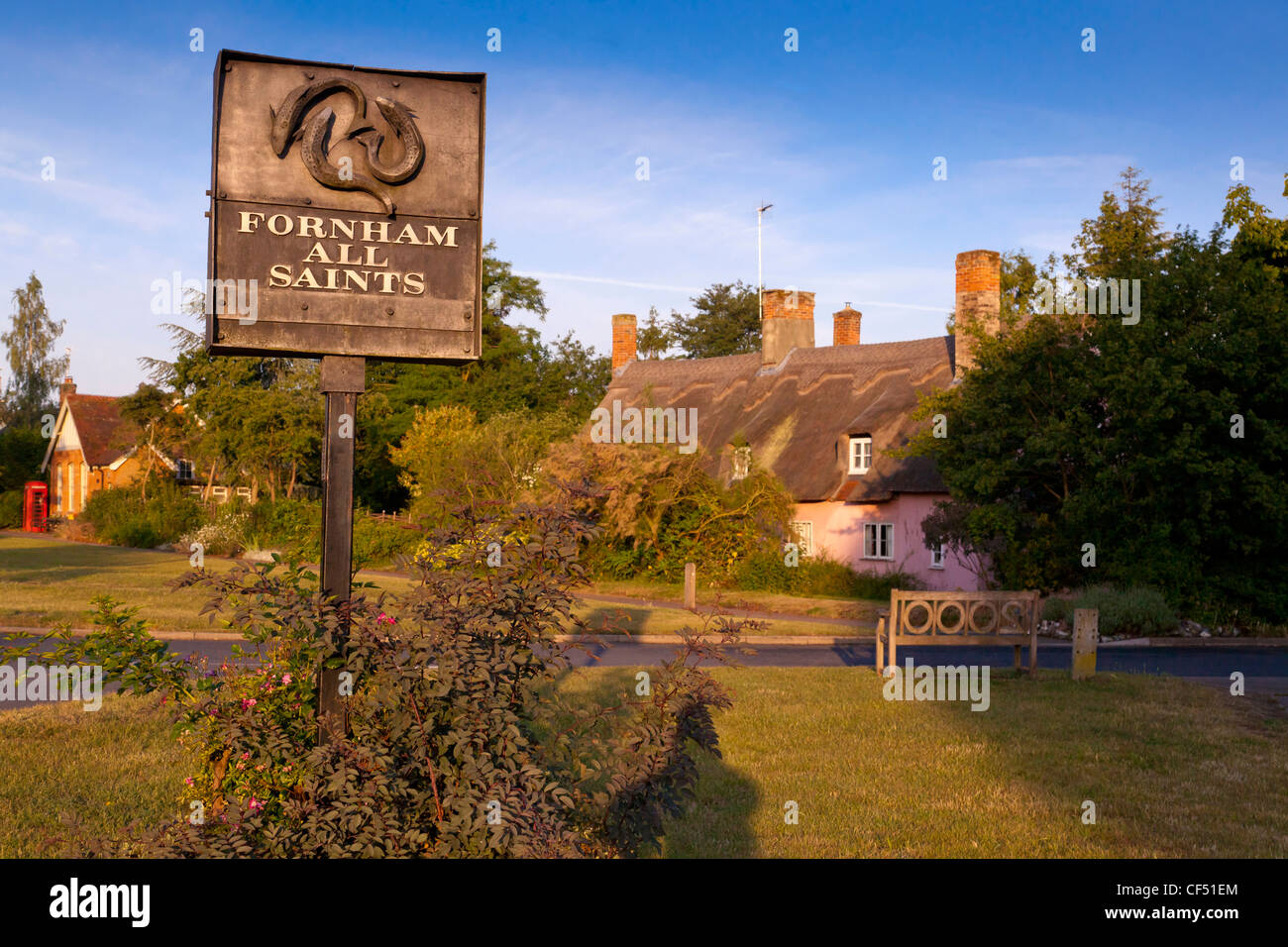 Fornham Tutti i Santi village green e segno, nel Suffolk, Regno Unito Foto Stock