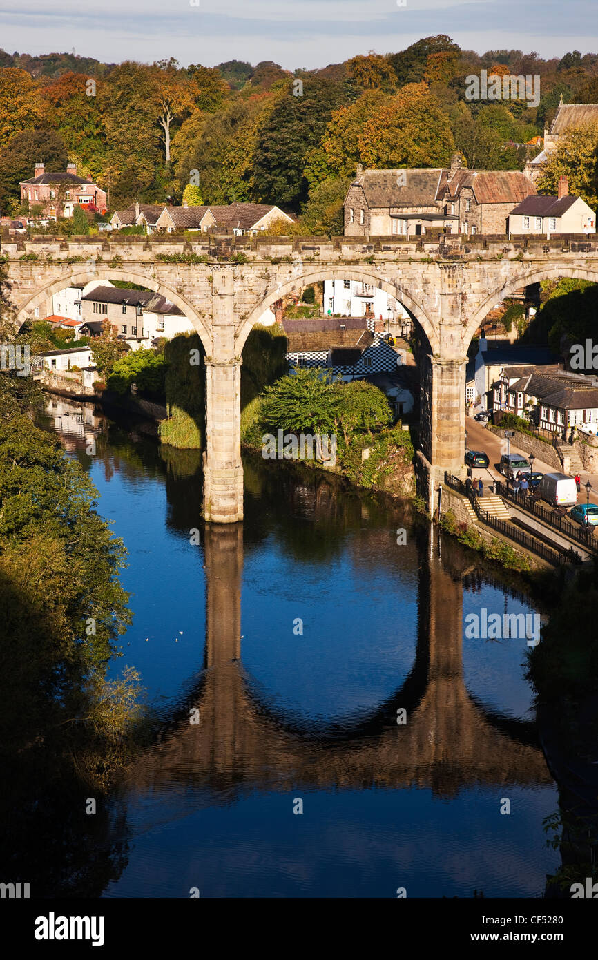 Il XIX secolo viadotto attraversando il fiume Nidd visto dai giardini del castello. Foto Stock