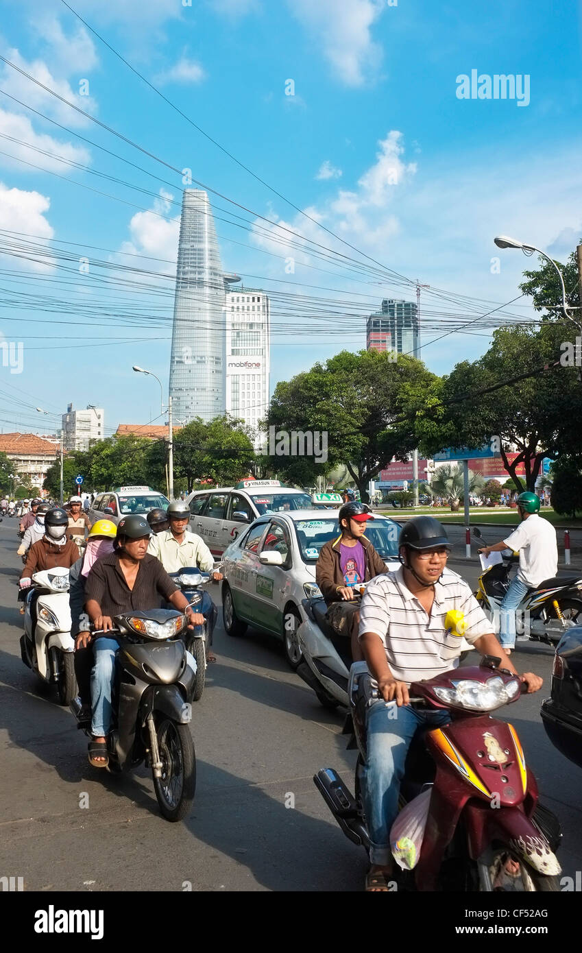 Il traffico del ciclomotore, Vietcombank torri, Ho Chi Minh City, Vietnam Foto Stock