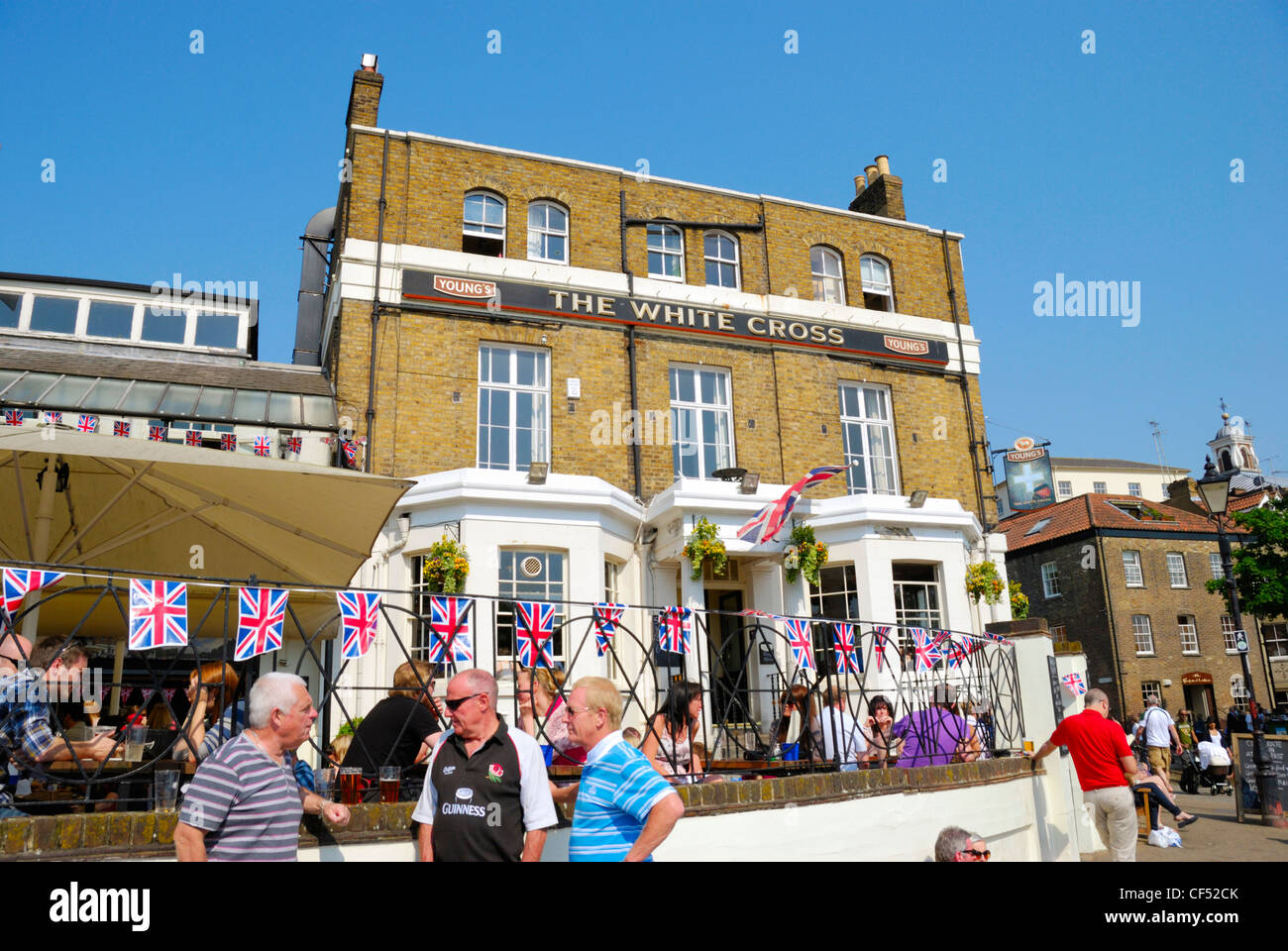 Bandiera dell'Unione bunting sulle ringhiere al di fuori della Croce Bianca pub, una storica riverside pub che si affaccia su Richmond Bridge. Foto Stock