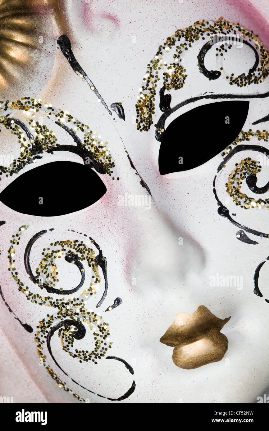 Bianco maschera veneziana con motivi, giacente in diagonale Foto Stock