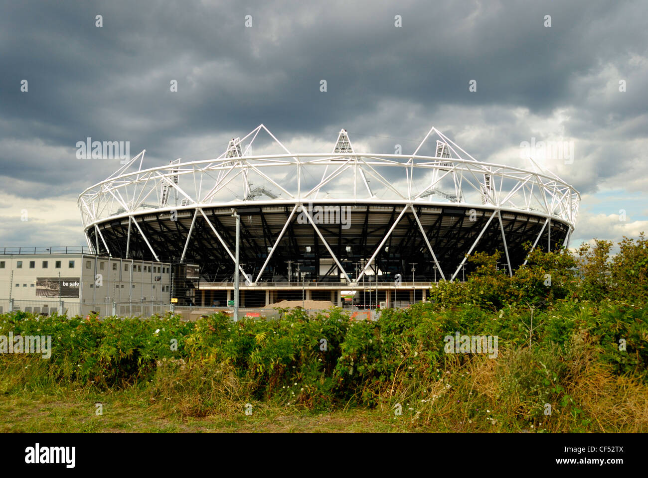Dark nuvole temporalesche oltre il 2012 Olympic Stadium. Foto Stock