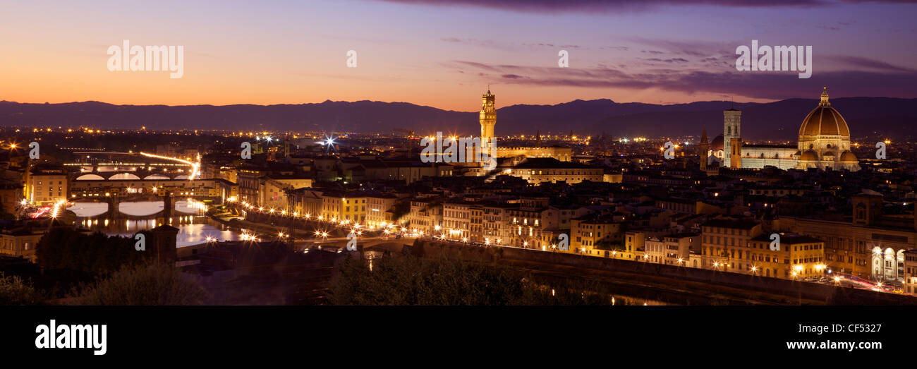 Vista panoramica del Ponte Vecchio, il fiume Arno, il Palazzo Vecchio e il Duomo in luce della sera dal Piazzale Michelangelo, Firenze Foto Stock