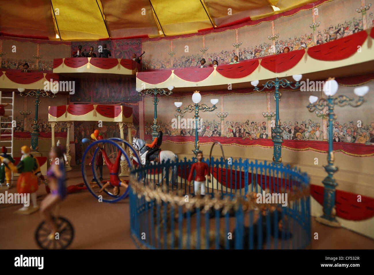 Modello di circo con spectacors sul balcone e molti artisti differenti su arena miniatura Foto Stock