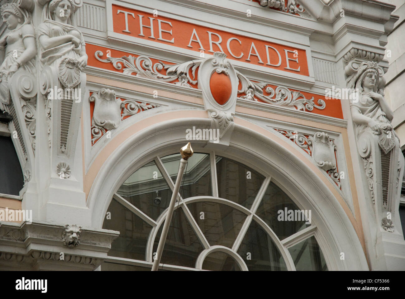 Guardando verso l'alto la facciata ornata al di sopra del Royal Arcade in Old Bond Street. Foto Stock