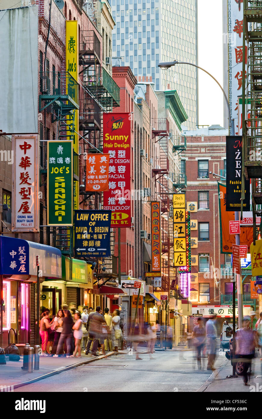 Pell Street a Chinatown, New York City, visualizza i segni colorati per ristoranti cinesi come Joe's Shanghai. Foto Stock
