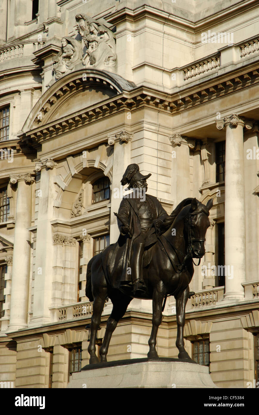 Vista di una statua di un cavaliere e architettura classica in Whitehall. Foto Stock