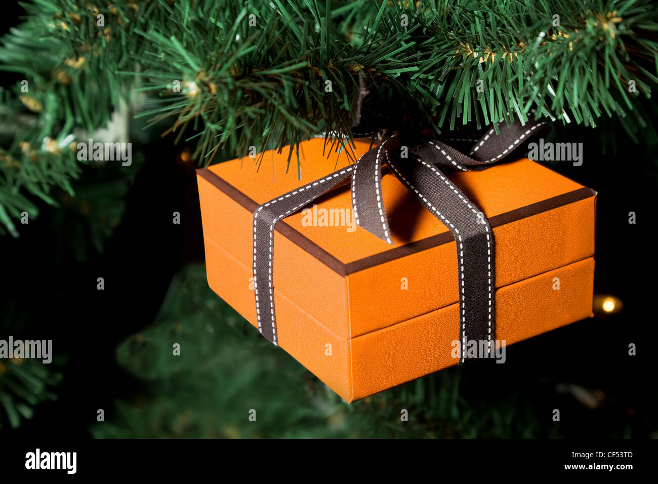 Dono celebrativo nelle caselle gialle appeso sul Natale pellicce artificiali-tree Foto Stock