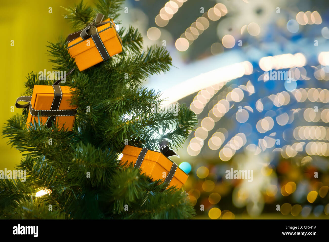 Tre doni celebrativo nelle caselle gialle appeso sul Natale pelliccia-tree Foto Stock