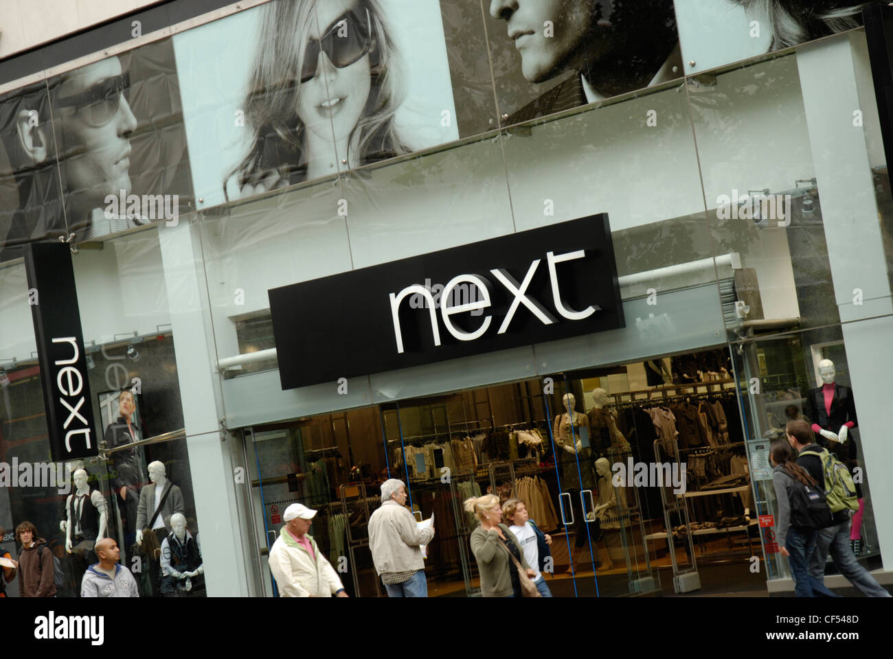 Gli amanti dello shopping a piedi un passato prossimo department store in Oxford Street. Foto Stock