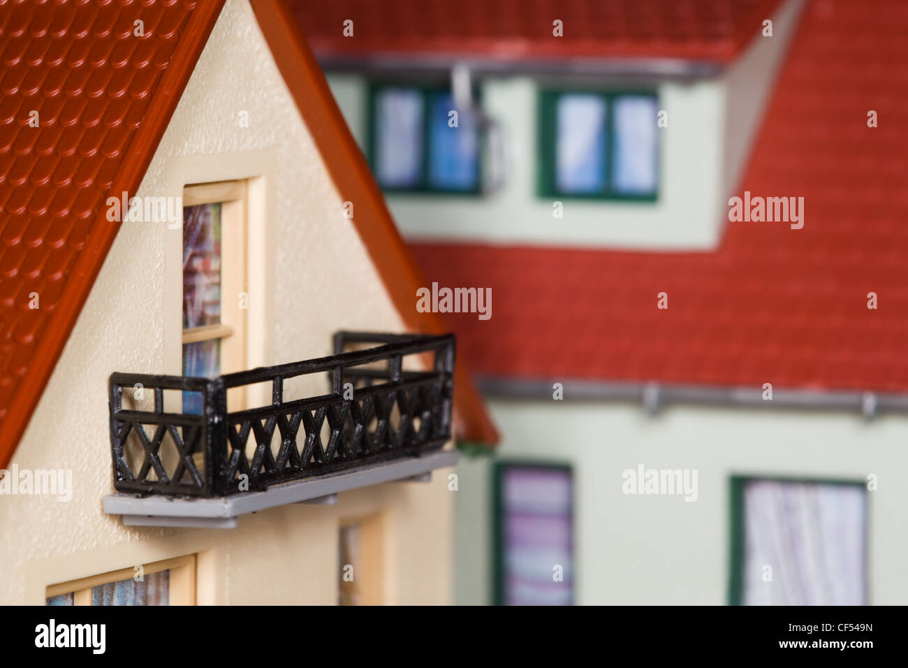 Giocattolo casa di plastica con un interno e balcone Foto Stock